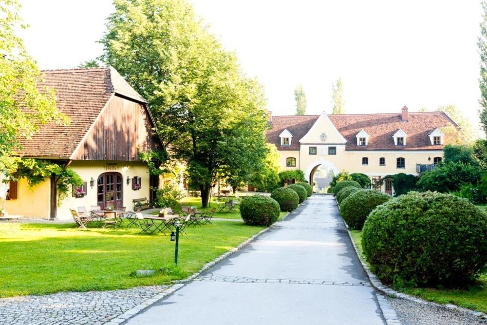 Schlosshotel Obermayerhofen 세베르스도르프 외부 사진